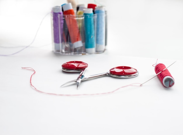 haft na tkaninie, zbliżenie igły i nici